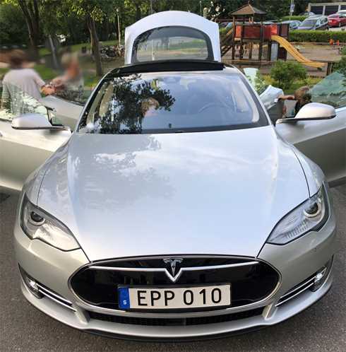 Silvermetallic Tesla Model S stulen i Bromma väster om Stockholm
